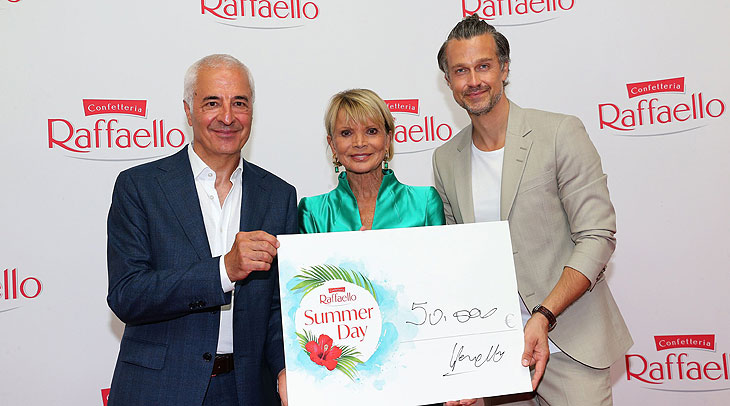 Carlo Vassallo, Uschi Glas mit Scheck über 50.000 € für Brotzeit e.V. und Wayne Carpendale beim 2. Raffaello Summer Dinner 2021 in Berlin (©Foto: Gisela Schober/Getty Images Publicity für Ferrero Deutschland)